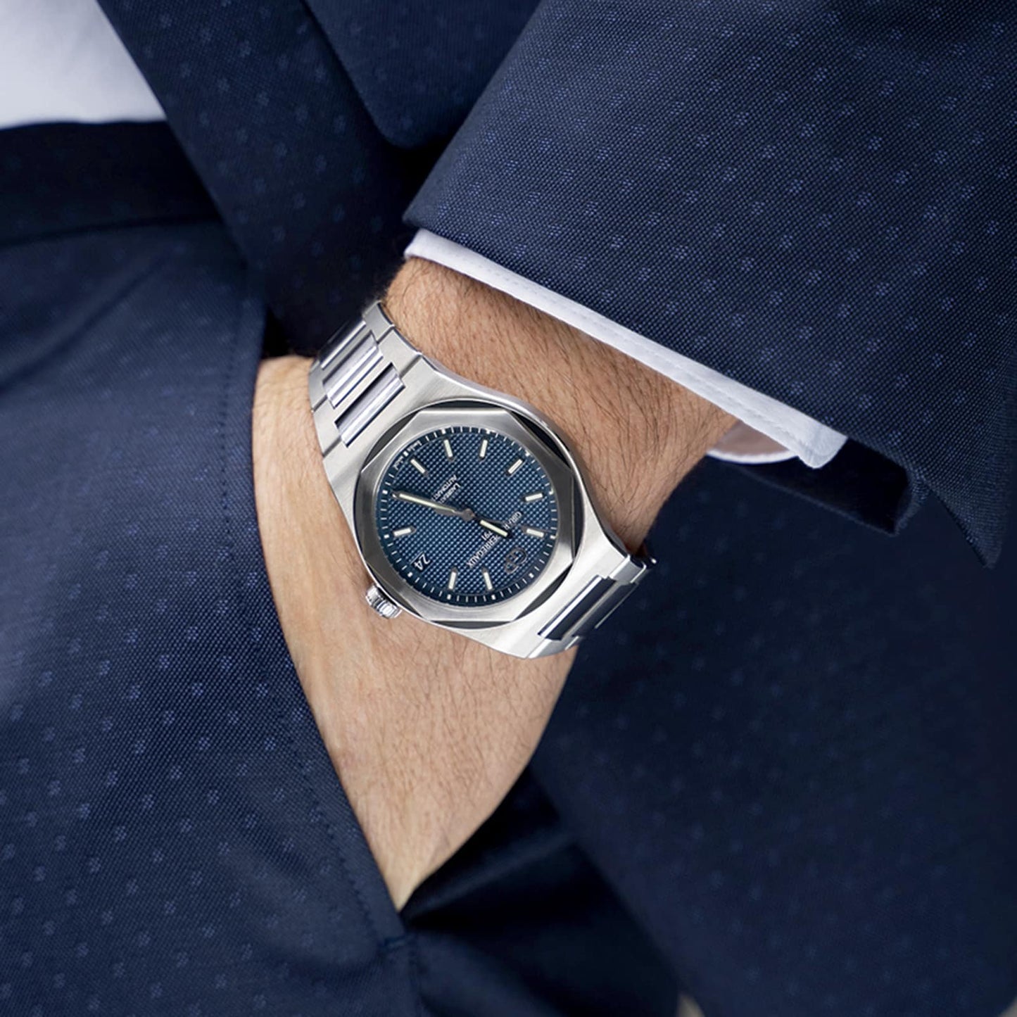 GIRARD PERREGAUX Laureato Blue 42mm 81010-11-431-11A
