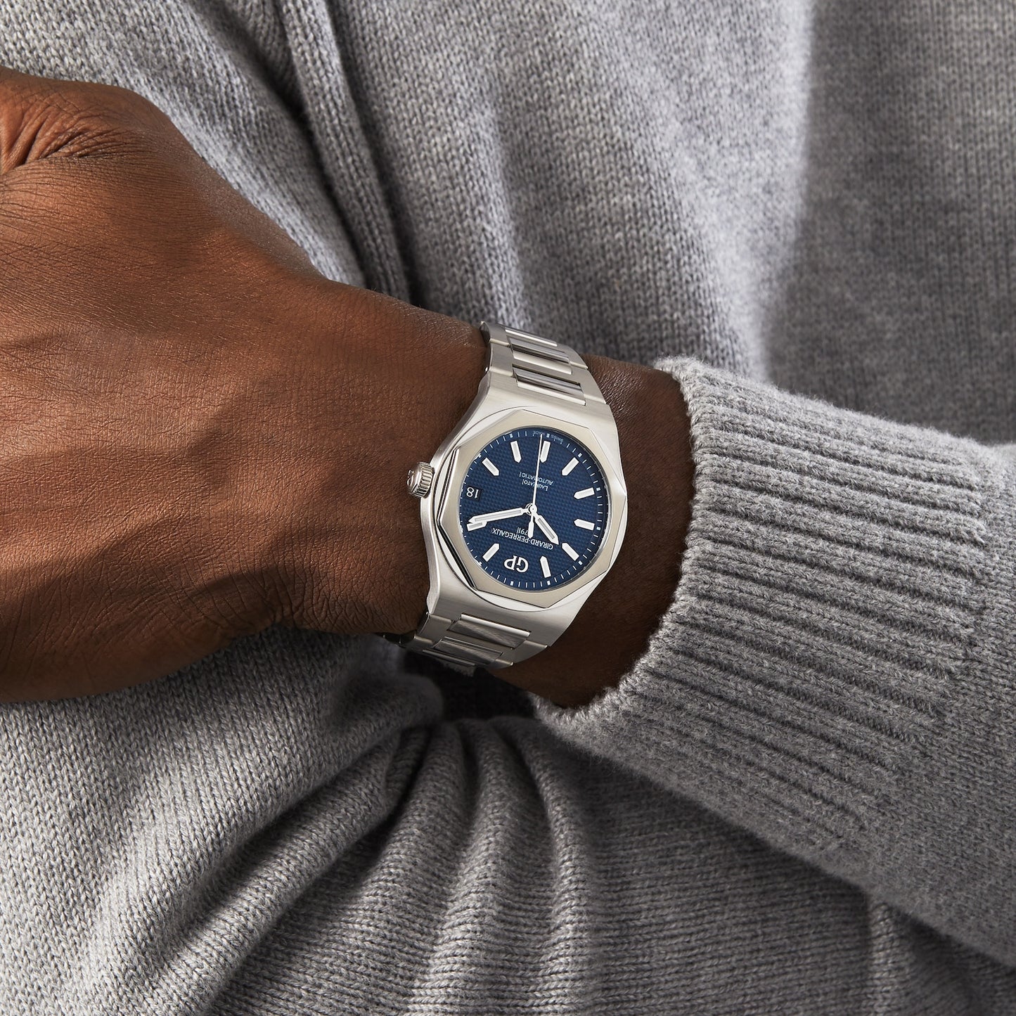 GIRARD PERREGAUX Laureato Blue 42mm 81010-11-431-11A