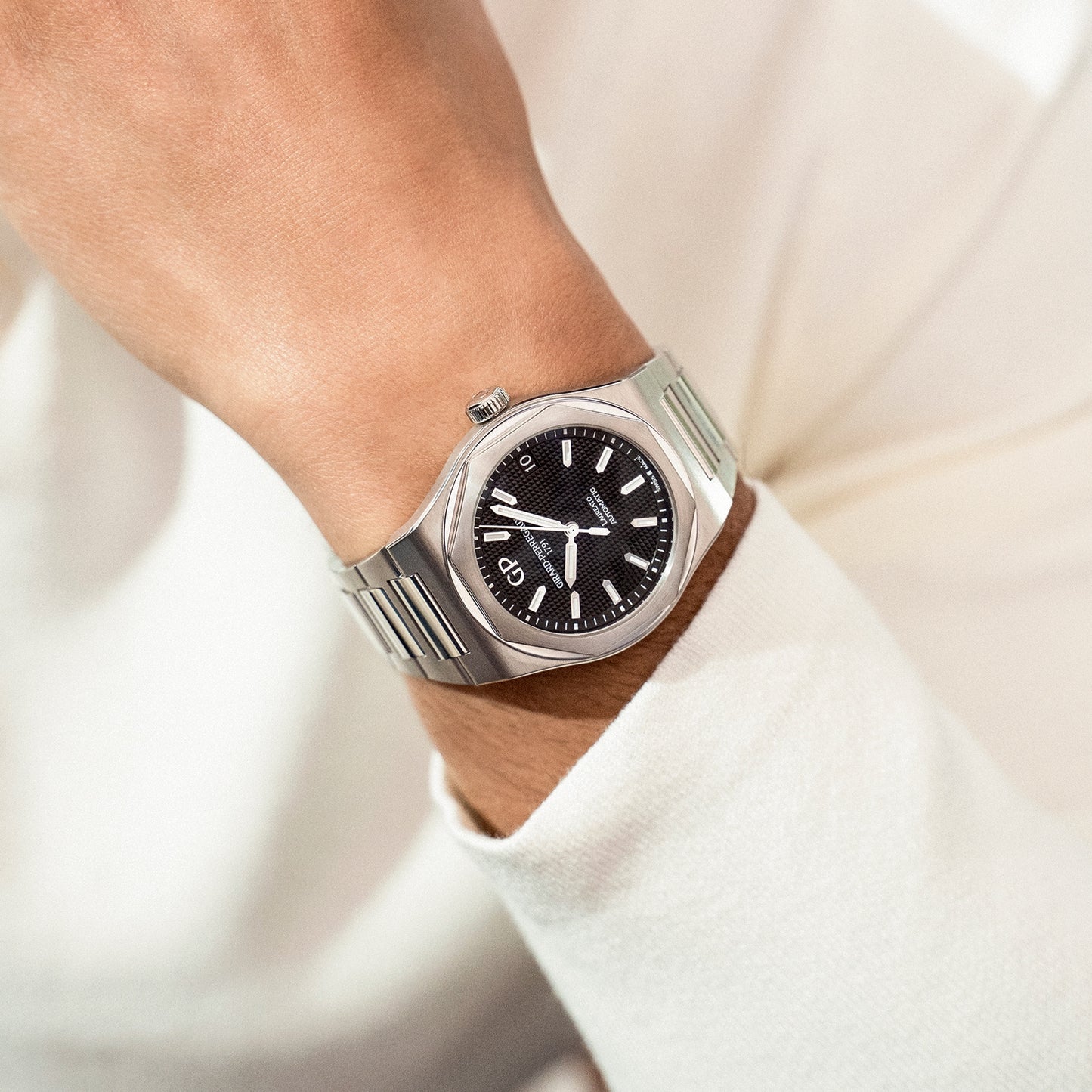 GIRARD PERREGAUX Laureato Black 42mm 81010-11-634-11A